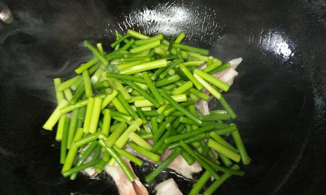 猪肉炒蒜苔怎么做？步骤和技巧有哪些？