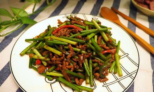 猪肉炒蒜苔怎么做？步骤和技巧有哪些？