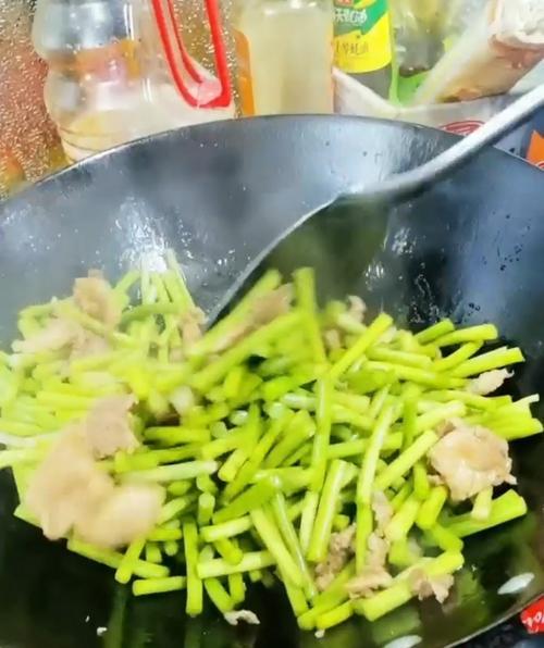 猪肉炒蒜苔怎么做？步骤和技巧有哪些？
