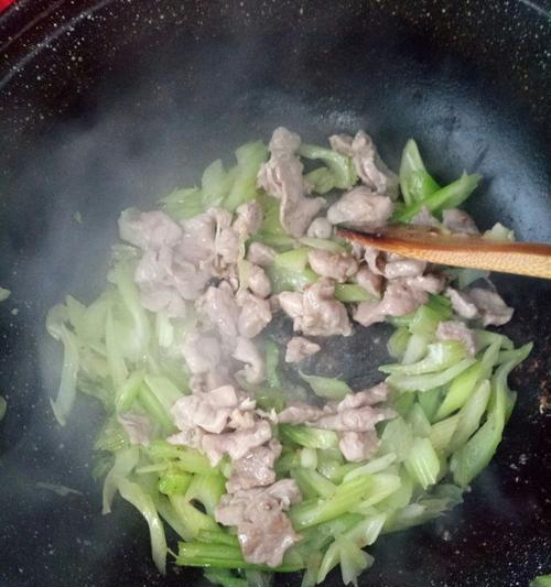 猪肉炒芹菜的做法是什么？如何炒出鲜嫩可口的猪肉炒芹菜？