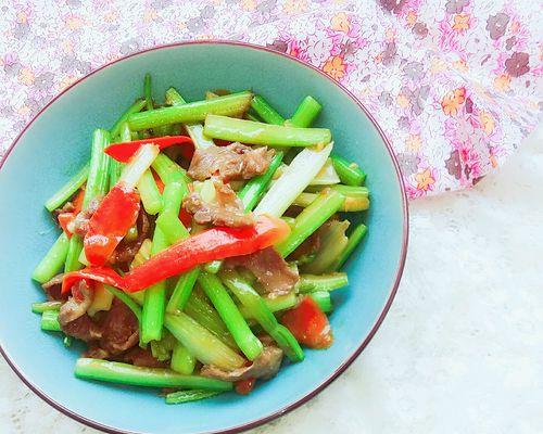 猪肉炒芹菜的做法是什么？如何炒出鲜嫩可口的猪肉炒芹菜？