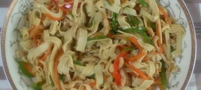 猪肉炒豆腐皮的做法是什么？如何做出美味的猪肉炒豆腐皮？