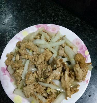 猪肉炒大白菜的做法是什么？如何炒出鲜嫩多汁的口感？