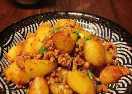 猪肉叉烧酱煮土豆怎么做？步骤和技巧是什么？