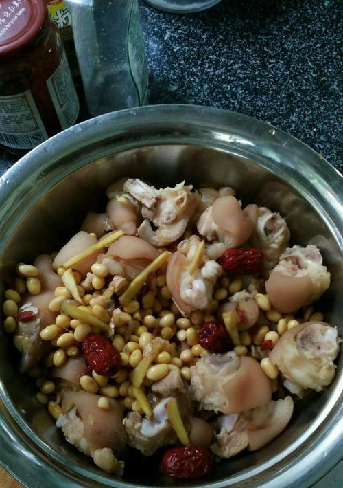 猪脚焖黄豆怎么做？步骤和技巧有哪些？