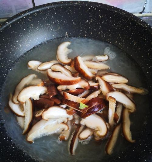 猪骨香菇粉丝汤怎么做？有哪些步骤和技巧？