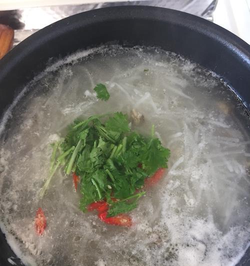 猪骨香菇粉丝汤怎么做？有哪些步骤和技巧？
