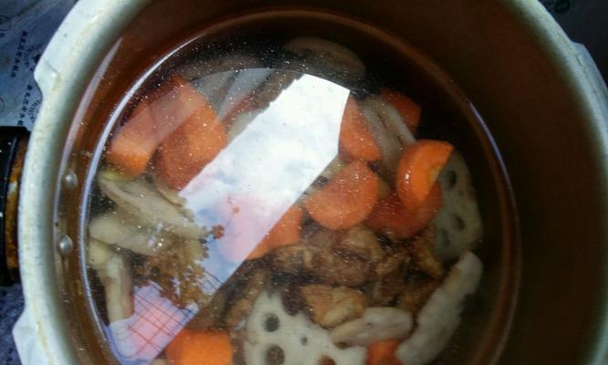 猪骨头莲藕胡萝卜汤怎么做？有哪些健康益处？