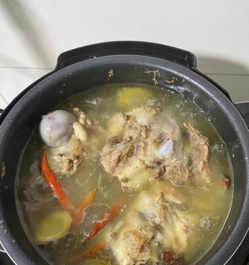 猪骨头烩酸菜的做法是什么？如何在家轻松制作？