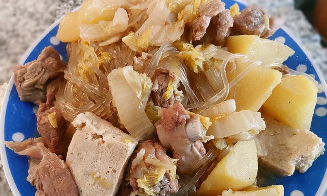 猪骨头烩酸菜的做法是什么？如何在家轻松制作？