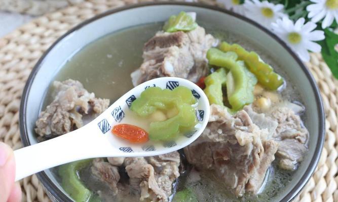 猪骨黄豆苦瓜汤怎么做？有哪些健康益处？