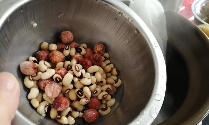 猪肝瘦肉眉豆养生粥怎么做？有哪些健康益处？