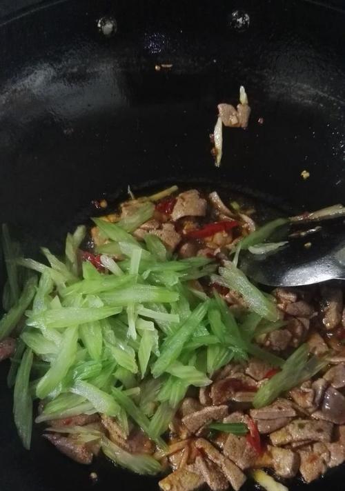 猪肝炒芹菜怎么做？这道菜的健康益处有哪些？