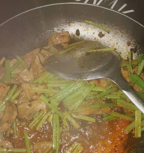 猪肝炒芹菜怎么做？这道菜的健康益处有哪些？
