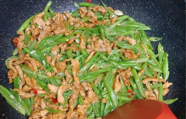 猪耳朵豆角炒肉丝的做法是什么？步骤详解如何做？