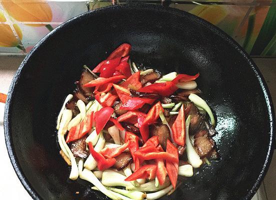 猪耳炒荞头怎么做？步骤和技巧有哪些？