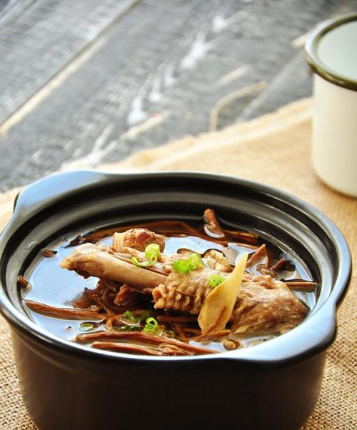 猪肚玉米茶树菇汤的做法是什么？如何做出美味的汤品？