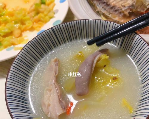 猪肚酸菜汤的做法是什么？如何在家轻松制作？