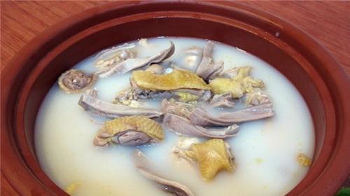 猪肚煲鸡的做法是什么？如何在家轻松制作？