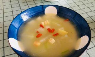 猪脆骨炖冬瓜汤的做法是什么？这道菜有哪些健康益处？