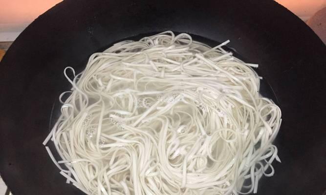怎样煮面水不溢锅？掌握这个技巧轻松解决溢锅问题？