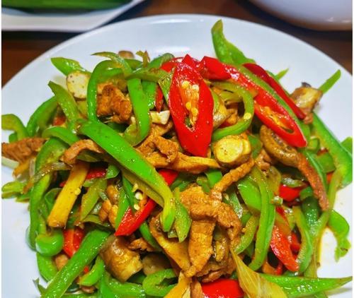 这个尖椒肉丝绝了的做法？如何在家轻松复制餐厅风味？
