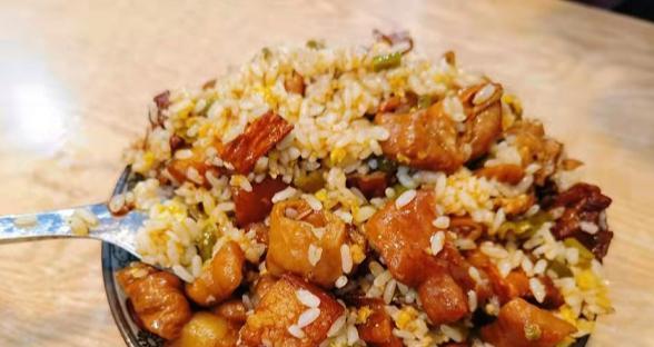 招牌炒饭的做法是什么？如何在家轻松制作？
