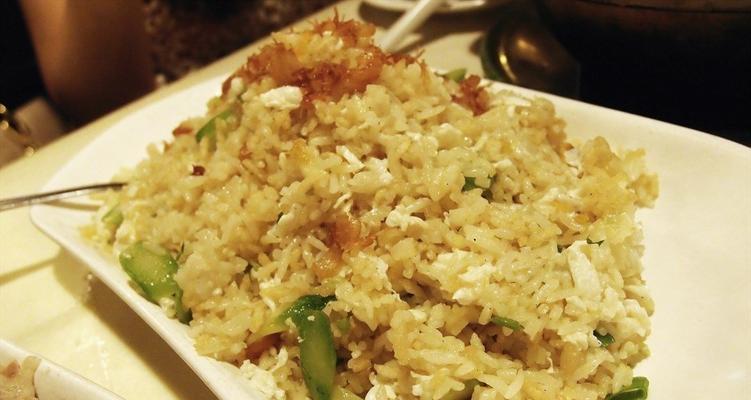 招牌炒饭的做法是什么？如何在家轻松制作？