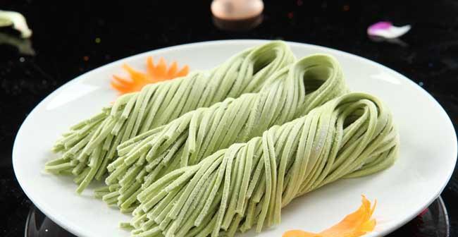 如何在家做出美味的蘸水菠菜面？蘸水菠菜面的制作步骤是什么？