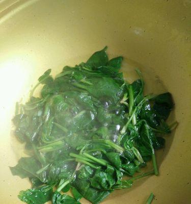 如何在家做出美味的蘸水菠菜面？蘸水菠菜面的制作步骤是什么？