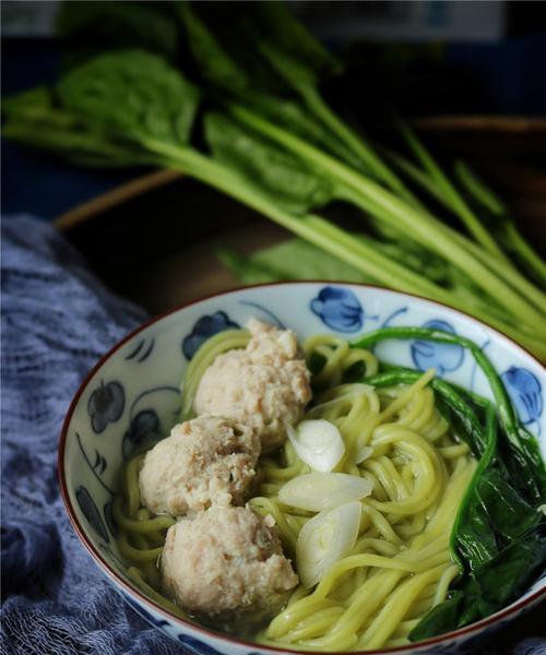 如何在家做出美味的蘸水菠菜面？蘸水菠菜面的制作步骤是什么？