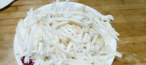 如何制作斋炒海鲜菇甜豆？步骤和技巧是什么？