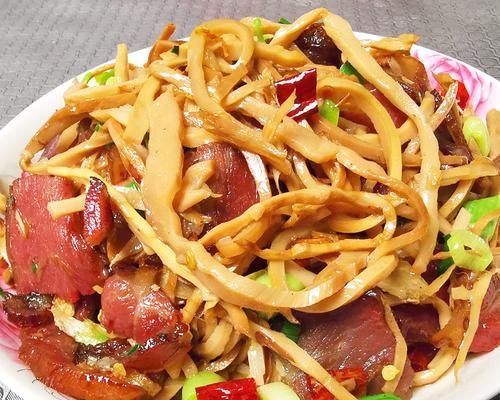 榨广椒炒熏肉的做法是什么？如何炒出地道的风味？
