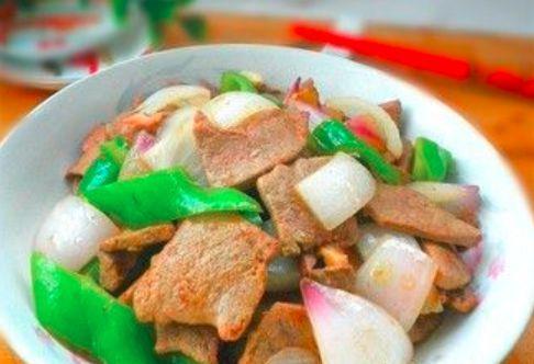 榨广椒炒熏肉的做法是什么？如何炒出地道的风味？