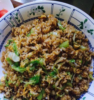 榨菜丝炒米饭的做法是什么？如何炒出美味的榨菜丝米饭？