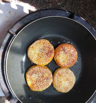 炸芝麻南瓜饼的做法是什么？如何制作出香脆可口的南瓜饼？