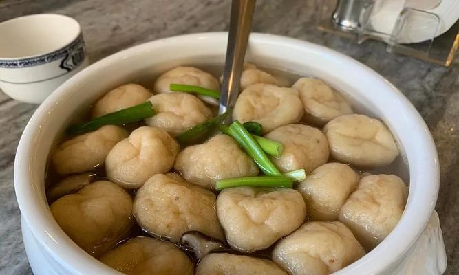 炸鱼丸配小饼怎么做？步骤和技巧有哪些？