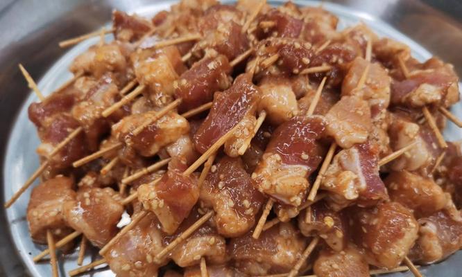 如何在家制作美味的炸牙签猪肉？炸牙签猪肉的正确步骤是什么？