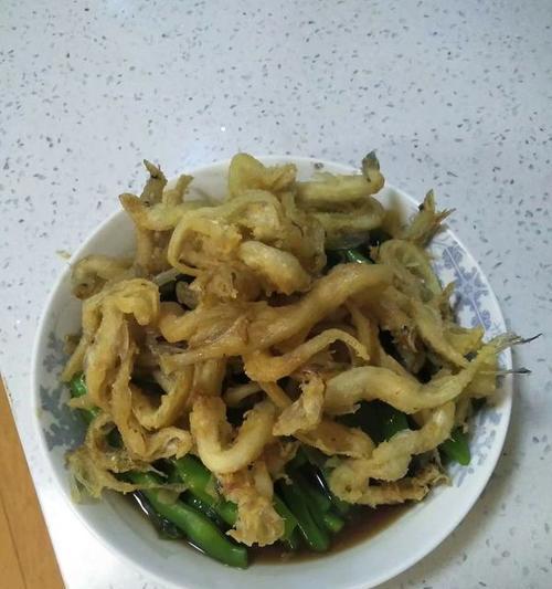 炸小银鱼的做法是什么？如何保证炸出的银鱼酥脆可口？