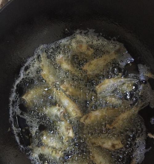 炸小鲫鱼怎么做才酥脆？有哪些步骤和技巧？