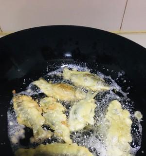 炸小鲫鱼怎么做才酥脆？有哪些步骤和技巧？