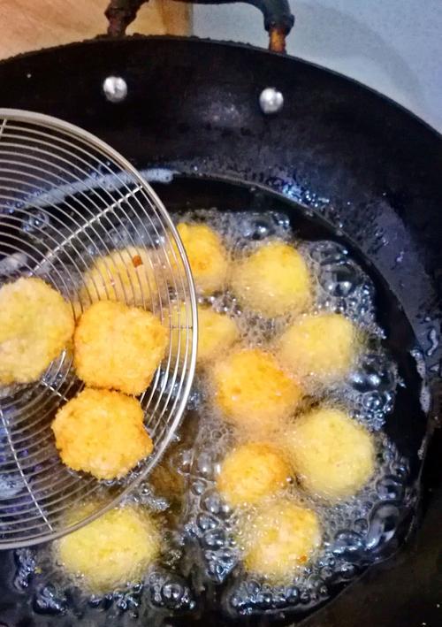 炸虾饼的做法是什么？如何在家轻松制作？