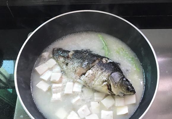 鲫鱼豆腐汤怎么做才营养？步骤和技巧有哪些？