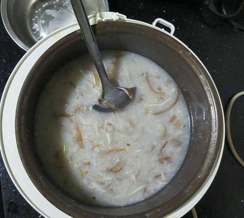 营养鸡丝粥的做法是什么？如何在家轻松制作？