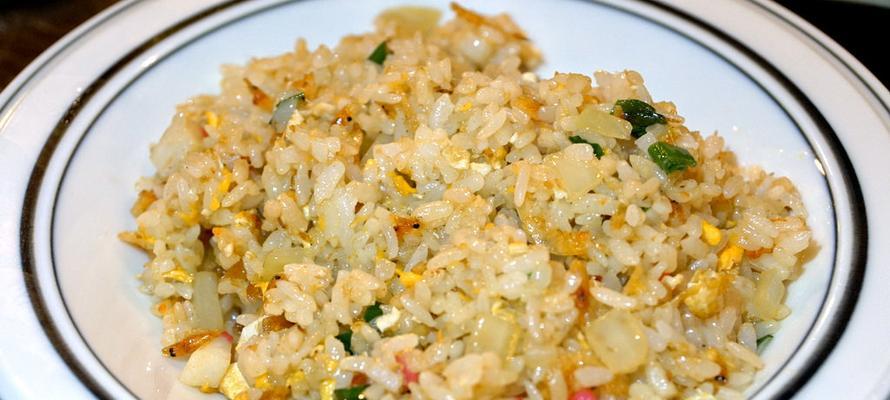 樱花虾鲑鱼炒饭怎么做？有哪些步骤和技巧？