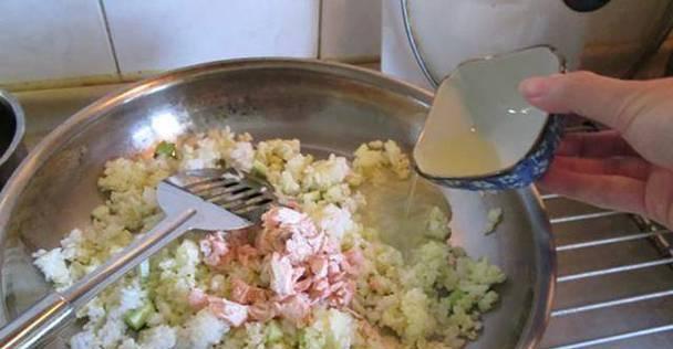 樱花虾鲑鱼炒饭怎么做？有哪些步骤和技巧？