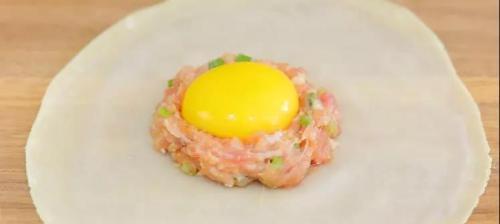婴儿辅食蒸蛋黄怎么做？蒸蛋黄的正确步骤和注意事项是什么？