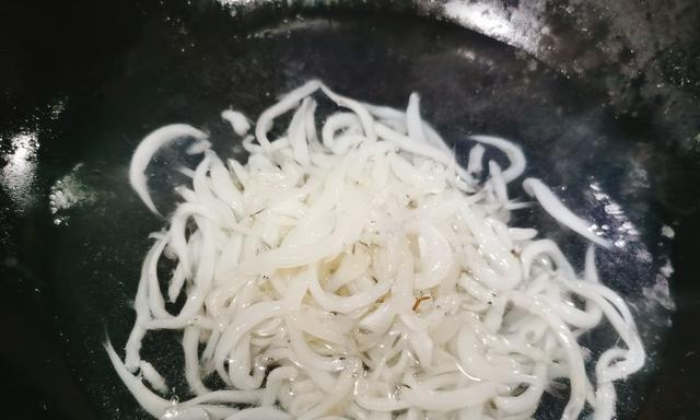 银鱼南瓜盅怎么做？有哪些步骤和技巧？