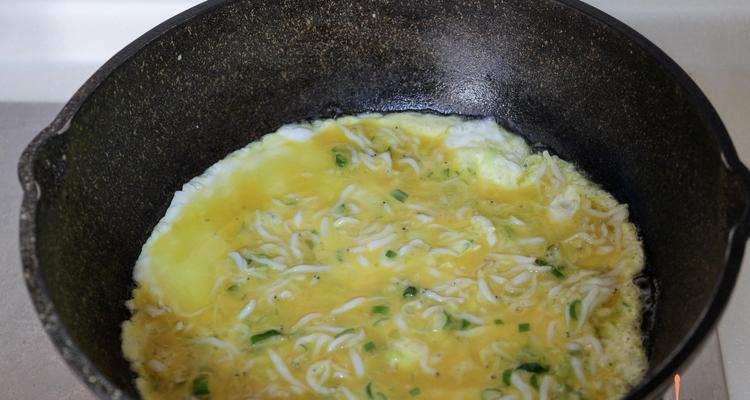 银鱼鸡蛋饼怎么做？有哪些步骤和技巧？
