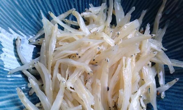 银鱼蚕豆汤怎么做？有哪些步骤和技巧？